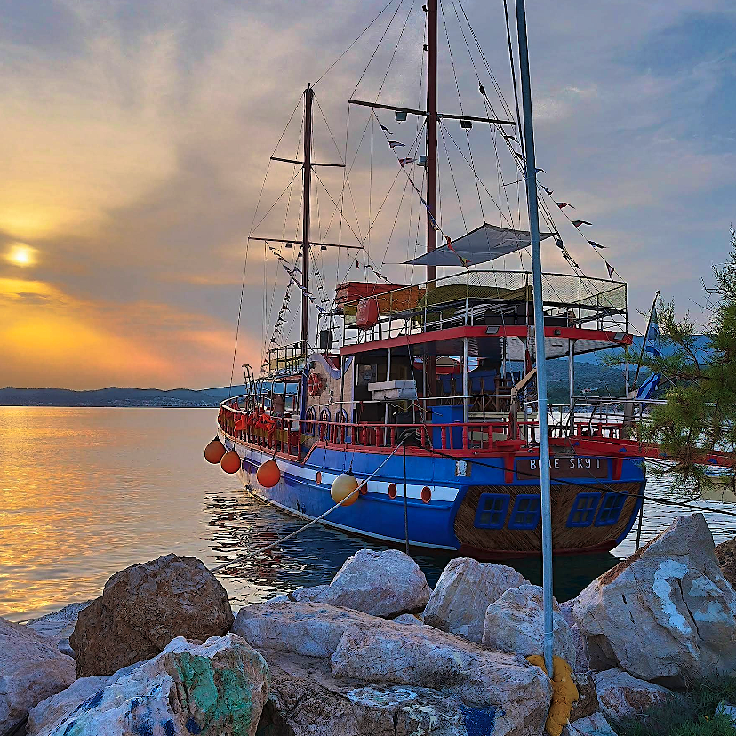 Photo Caption: Διασκεδάστε με την οικογένειά σας σε μια ημερήσια θαλάσσια εκδρομή