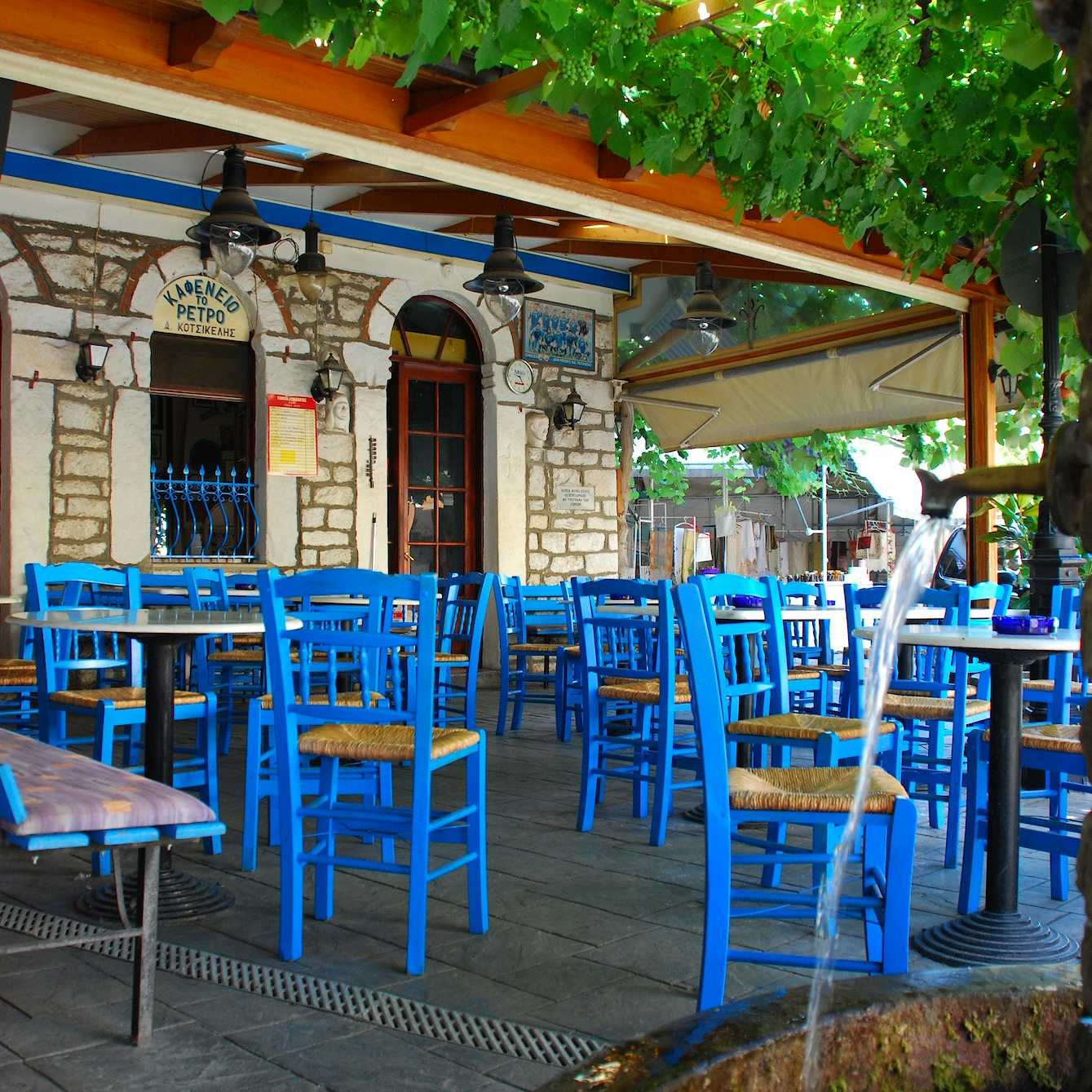 Photo Caption: Πιείτε έναν ελληνικό καφέ στη πλατεία του χωριού