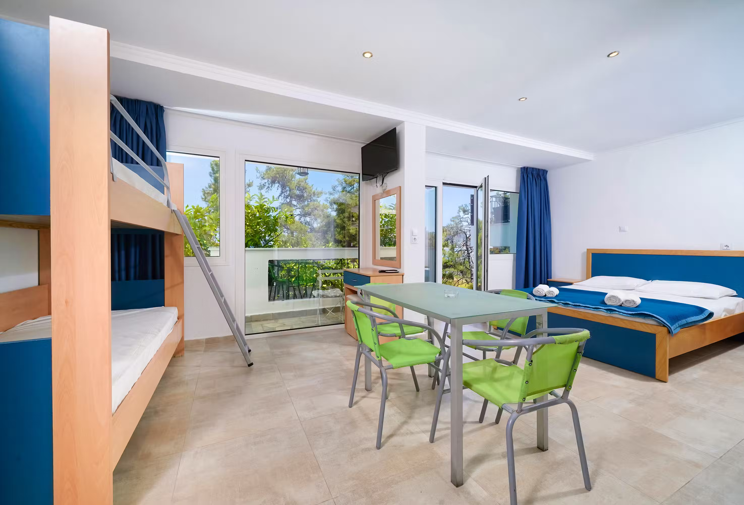 Studio δίπλα στη θάλασσα - Intro - 0