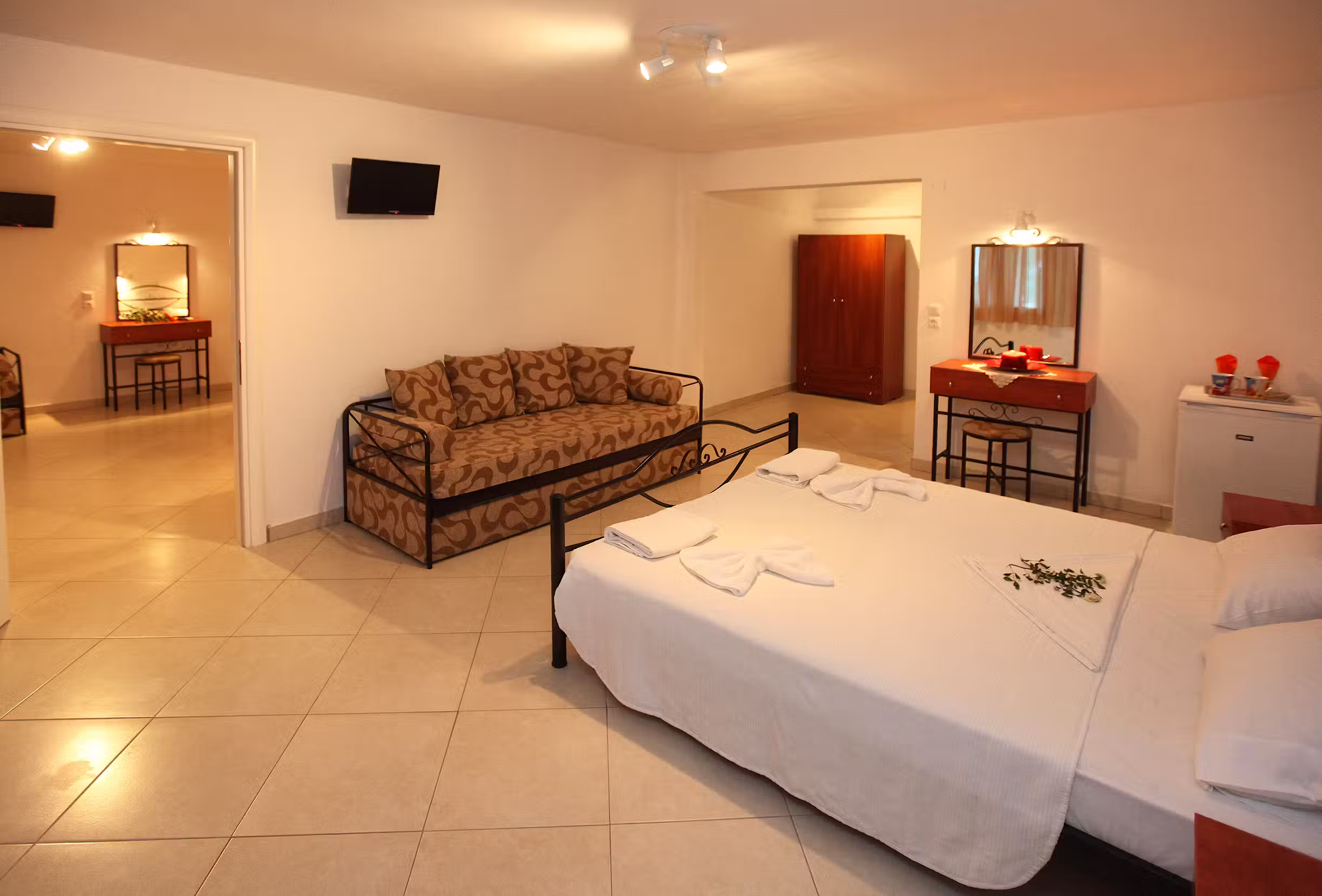 Suite δίπλα στη θάλασσα - Intro - 0